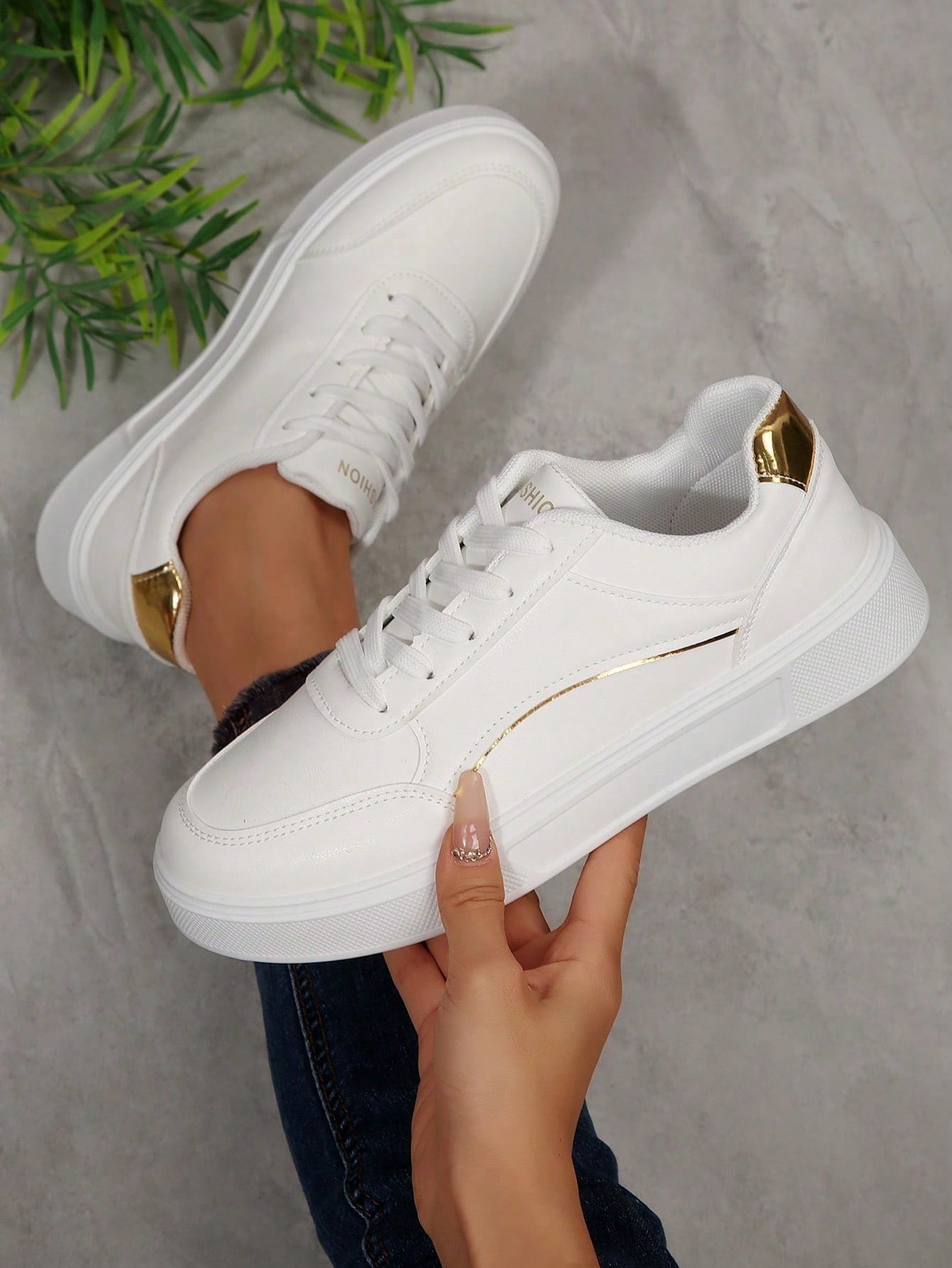 Women White Casual Sneakers, L - огляд і ціна Running Gear Woman
